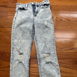 Kylie Jenner jeans. 1/25